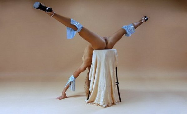 Красивая голая гимнастка