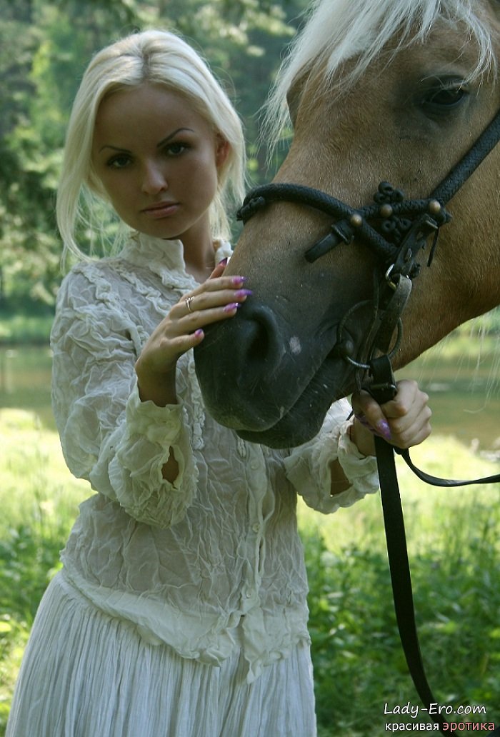 Голая блондинка на стальном коне