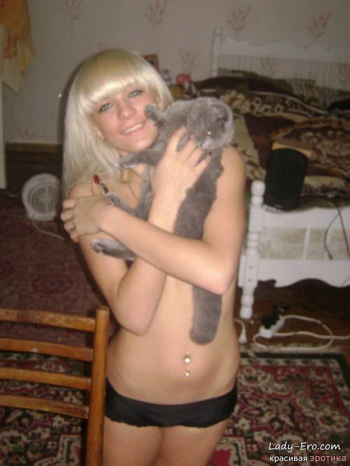 Голая русская блондинка с котом у себя дома
