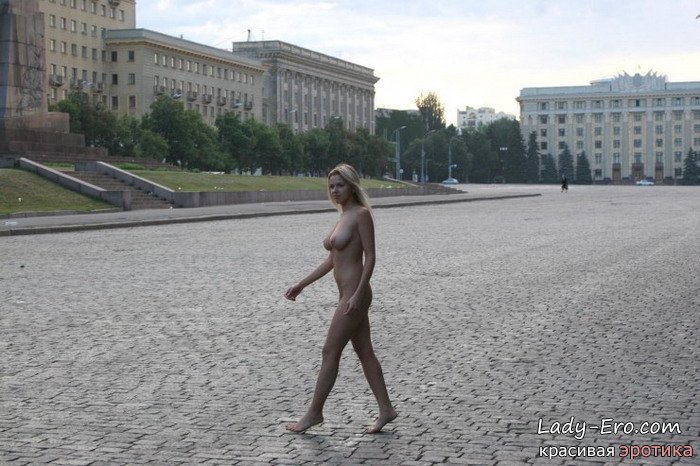 Гуляет голая блондинка по Харькову