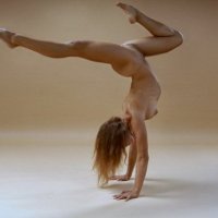 Красивая голая гимнастка