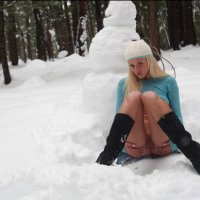 Голая девушка на снегу