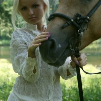 Голая блондинка с лошадью