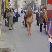 Полностью голая девушка ходит по городу