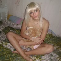 Голая русская блондинка с котом у себя дома