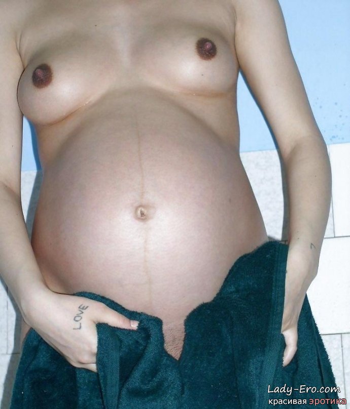 Голая русская беременная девушка моется