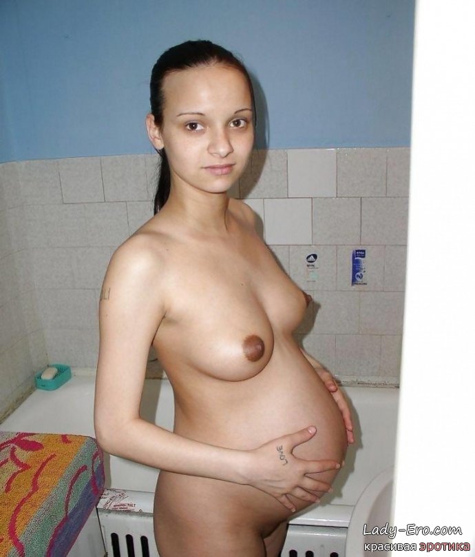 Голая русская беременная девушка моется