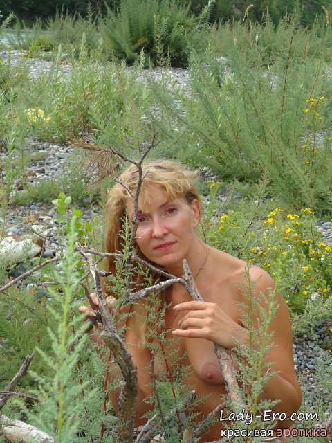 Русские голые девки отдыхают на природе